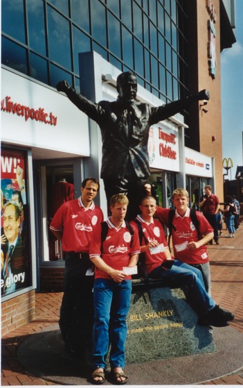 Poolfansen sammen med Shankley utenfor Anfield Poolfansen sammen med Shankley utenfor Anfield