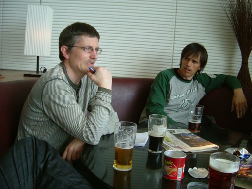 Da er vi samlet i Birmingham, det er tid for en øl. Her er Geir og Tommy.